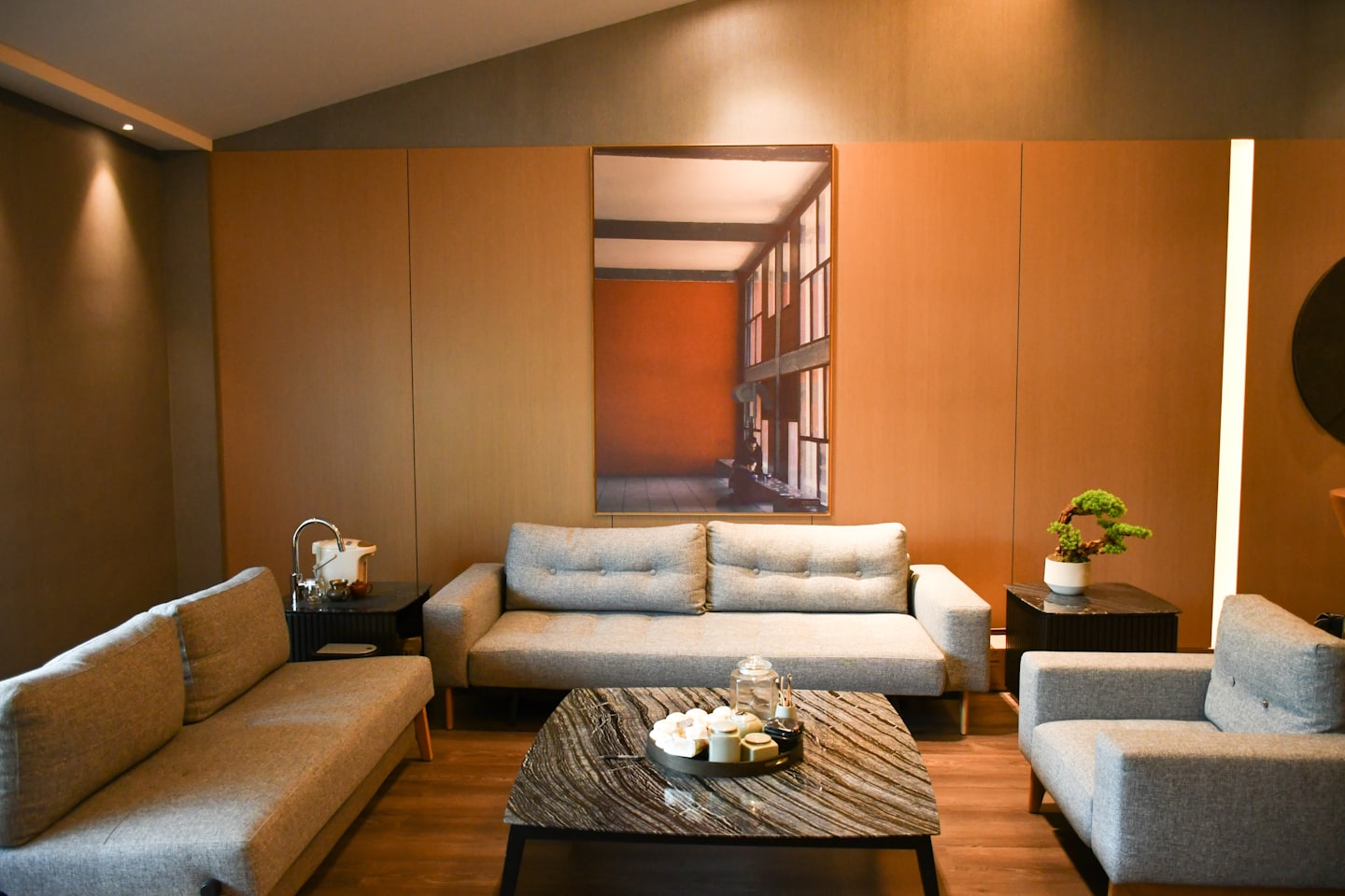 Moderner Loungebereich mit Sofas um einen Couchtisch.